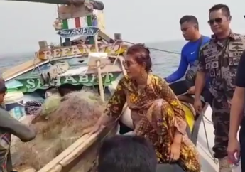 Pakai Gaun Batik untuk Beli Udang, Tampilan Nyeleneh Susi Pudjiastuti Kembali Jadi Sorotan