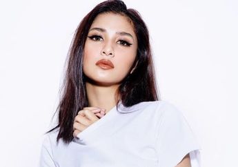 Elegannya Penampilan Mikha Tambayong dengan Slit Dress Transparan Saat Hadiri Premiere Film '13 The Haunted'