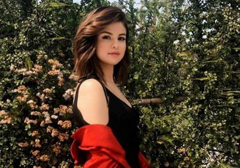 Selena Gomez Tampil Stylish dengan Denim Jumpsuit Saat Nonton Konser, Contek Gayanya yuk!