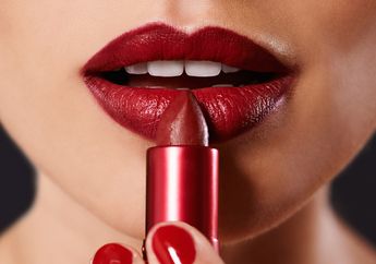 Enggak Hanya Lipstik, Ini 8 Jenis Produk Bibir Sesuai Kebutuhan Kita!