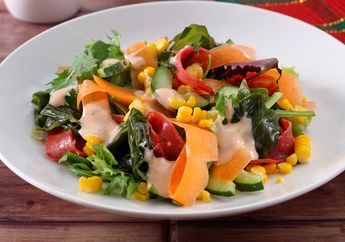 Enggak Takut Malam Malam dengan Seporsi Salad Sayur Smoked Beef