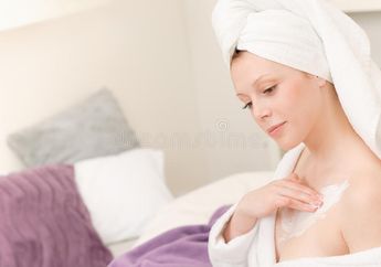 Sudah Tahu? Pakai Lotion Ternyata Lebih Baik Saat Kulit Masih Basah Lho