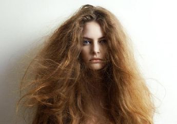 Lembutkan Rambut Kering & Bercabang dengan Masker Rambut 3 Bahan Ini!