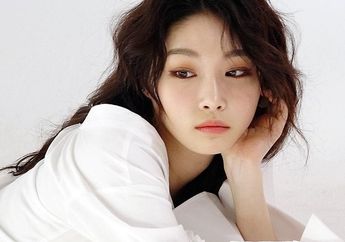 Kenakan Kemeja dengan Motif Unik Sebagai Outer, Gaya Kim Chungha Ini Bisa Jadi Inspirasi Untuk Outfit Weekendmu!