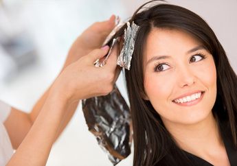 Berhenti Mewarnai Rambut Kita Kalau Sudah Memperlihatkan 4 Tanda Ini!