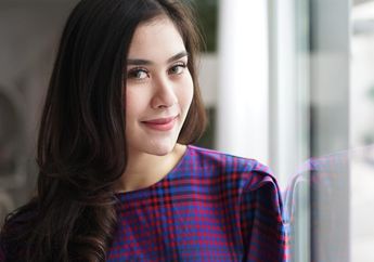 Makin Eksis Saat Hamil Anak Kembar, Lihat Tampilan Cantik Syahnaz Sadiqah dengan Dress dan Sneakers Mewah