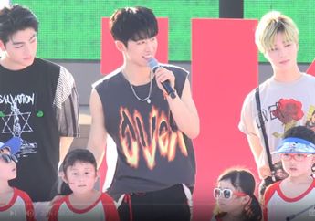 VIDEO: Netizen Puji Sikap B.I iKON saat Nyanyikan Lagu Love Scenario Bareng Anak-anak