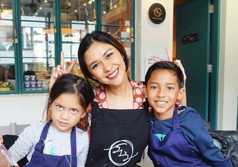 Masak Makan Siang Spesial untuk Anak-Anaknya, Nana Mirdad Justru Santai Sarapan Dengan Menu 'Ndeso'
