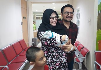 Zee Zee Shahab Lahirkan Anak Ketiga, Ini Arti Namanya