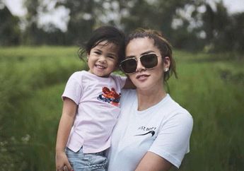 Mengintip OOTD Olla Ramlan dan Putrinya dengan Balutan Busana Bernuansa Putih, Kompak Banget!