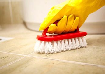Bersihkan Kamar Mandi Mulai dari Kloset hingga Lantai untuk Cegah Penyebaran Covid-19