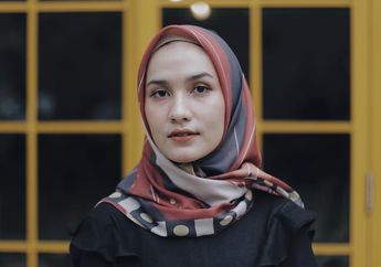 6 Inspirasi Fashion Printed Scarf untuk ke Kampus Ala Selebgram Hijab