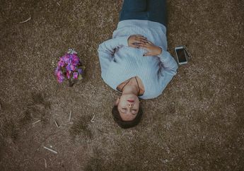 Tak Hanya Bikin Depresi, Siapa Sangka Tidur Dekat Ponsel Miliki Dampak yang Enggak Main-main, Nomor 4 Pasti Sering Terasa!