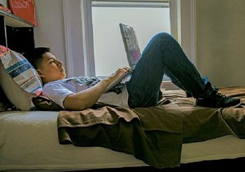 6 Tanda Temen Lo Sering Nonton Bokep. Peringatkan Biar Nggak Kecanduan