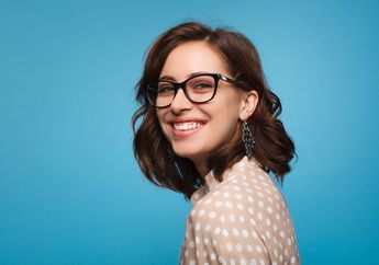 Perempuan Berkacamata Harus Sering Lakukan Perawatan Wajah, Kenapa?