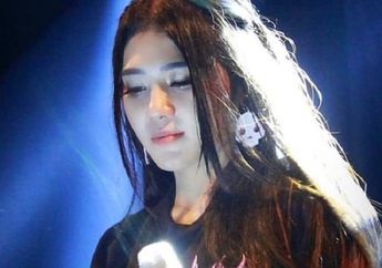 Nyanyi Off Air, Via Vallen Pingsan di Atas Panggung
