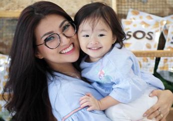 Habiskan Akhir Pekan Di Kebun, Begini Gaya Sarwendah Dan Sang Anak Saat Memetik Tomat Yang Bikin Gemes