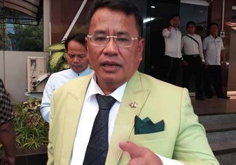 Pamer Minum Di Restoran Cuma Berbalut Bathrobe, Warganet Justru Salah Fokus Pemandangan Di Belakang Hotman Paris