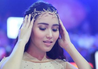 5 Penampilan Berkelas Ayu Ting Ting dengan Aksesoris Rancangan Rinaldy Yunardi, Cetar Banget!