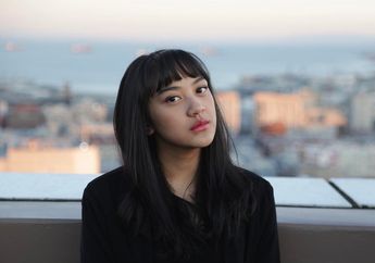 8 Tips Merawat Rambut Hitam Agar Sehat Berkilau Ala Putri Tanjung