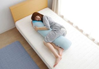 Hobi Peluk Guling Saat Tidur Rupanya Bisa Atasi Dengkur dan Sakit Pinggang