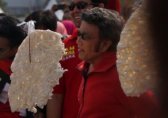 Peringati Hari Kemerdekaan, Rhoma Irama Ikut Lomba Makan Kerupuk Raksasa
