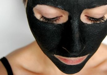 3 Masker Charcoal Lokal yang Ampuh Basmi Jerawat & Kulit Berminyak!