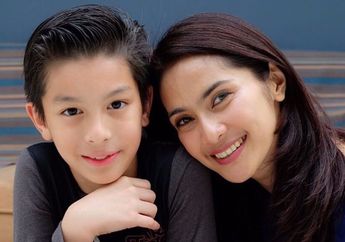Coba Minum Air dari Kantong Plastik, Anak Bule Maudy Koesnaedi Bikin Basah Satu Stadion