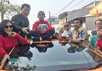 Hotman Paris Berikan 'Uang Permen' untuk Joni Si Bocah Pemanjat Tiang Bendera, Jumlahnya Fantastis!