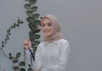 Tampil Simpel Saat Idul Adha dengan Fashion Tunik ala Seleb Indonesia