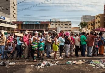Venezuela Terancam Bangkrut, Karyawan Perusahaan Hanya Digaji dengan Telur Ayam!