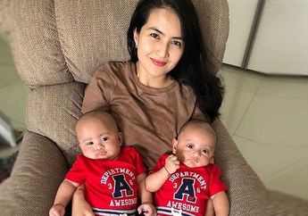 Sweet Banget! Kadek Devi Unggah Momen Urus Buah Hatinya yang Kembar