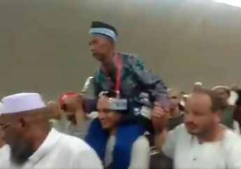 Jemaah Indonesia Digendong Jemaah Asal Suriah Sepanjang 2 Km karena Hampir Pingsan saat Berhaji, Mengharukan