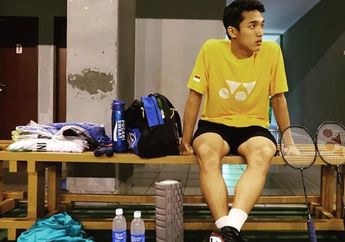 Tak Hanya Menawan Di Lapangan, Potret Jonathan Christie Mengedipkan Mata Saat Minum Kopi Sukses Buat Hati Meleleh!