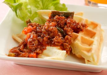Masak Apa Besok? Yuk Sarapan Wafel Kentang Saus Bolognaise ala Bintang 5