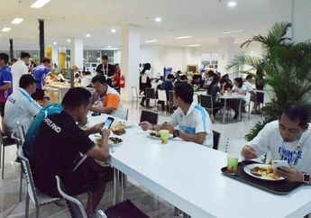 Mulai Bosan dengan Makanan di Wisma Atlet, Para Atlet Asian Games 2018 Jajan di Pinggir Kali!