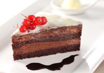 Saudara Datang Ke Rumah Gak Perlu Panik, Kreasikan Saja Double Chocolate Layer Cake Sebagai Sajian