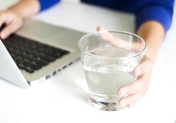 Sering Terlupakan, Ini Cara Agar Tak Kekurangan Air Putih Ketika Bekerja, Gampang Banget!