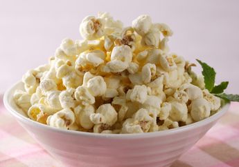 Mau Buat Popcorn Keju Manis Lebih Enak dari Bioskop? Langsung Simak Resepnya Berikut Ini!