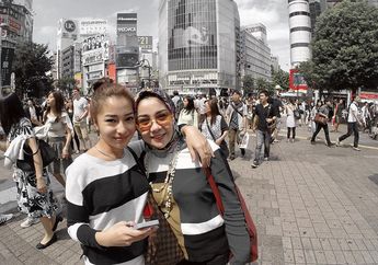 Bagai Sosialita! Begini Tampilan Modis nan Glamour Ibu Nikita Willy Saat Borong Makanan Di Thailand