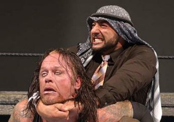 5 Kontroversi di WWE, dari Aksi Teroris hingga Pegulat Bunuh Diri