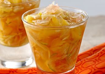 Wah, Pasti Seru Siang-Siang Gini Ngemil Es Rujak Bali Super Segar