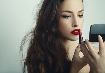 Bukan Warna Merah, 3 Warna Lipstik Ini Lebih Disukai Cowok, Lho!