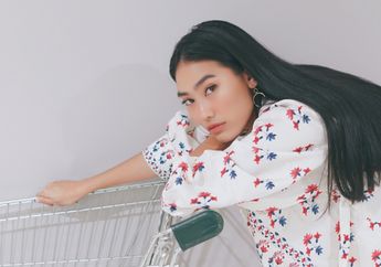 Tampil Stylish Saat Liburan dengan Outfit Floral ala Alika Islamadina