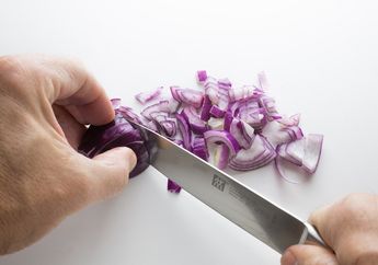 Sering Banget Bikin Mata Perih Sampai Menangis, Mulai Hari ini Coba Potong Bawang Merah Sambil Gigit Sendok