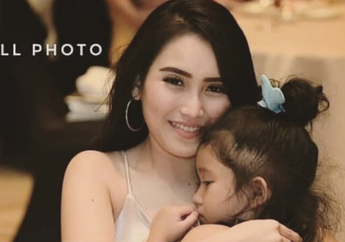 Sibuk Buat Bekal dan Kuncirin Anak, Penampilan Seadanya Ayu Ting Ting Saat Antar Bilqis Sekolah Jadi Sorotan