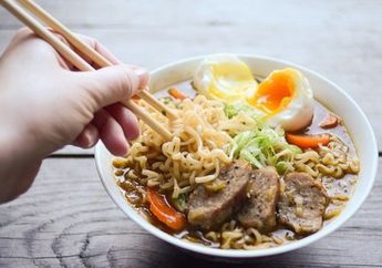 Dibuka Kembali Setelah Hancur Lebur Akibat Perang Saudara, Warung Mi Instan Ini Langsung Diserbu Warga Suriah