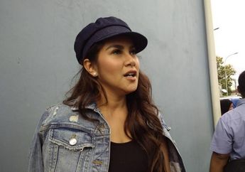 Reaksi Suami Saat Lihat Adegan Ranjang Olla Ramlan dan Teuku Zacky