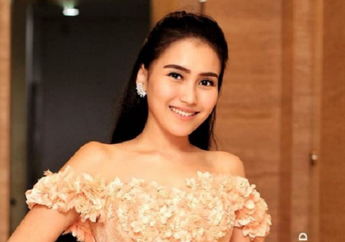 Ayu Ting Ting Disebut Mirip Ariana Grande Saat Kenakan Kacamata dari Rinaldy Yunardi