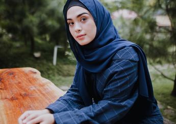 6 Inspirasi Outfit Hijab Warna Biru Ala Vebby Palwinta. Adem Banget!